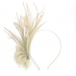 Chapeau mariage Accessoire de coiffure en sisal et plumes ivoires