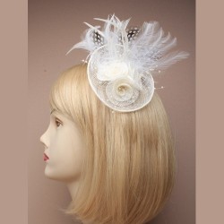 Chapeau mariage Accessoire de coiffure ou broche en sisal et plumes ivoire