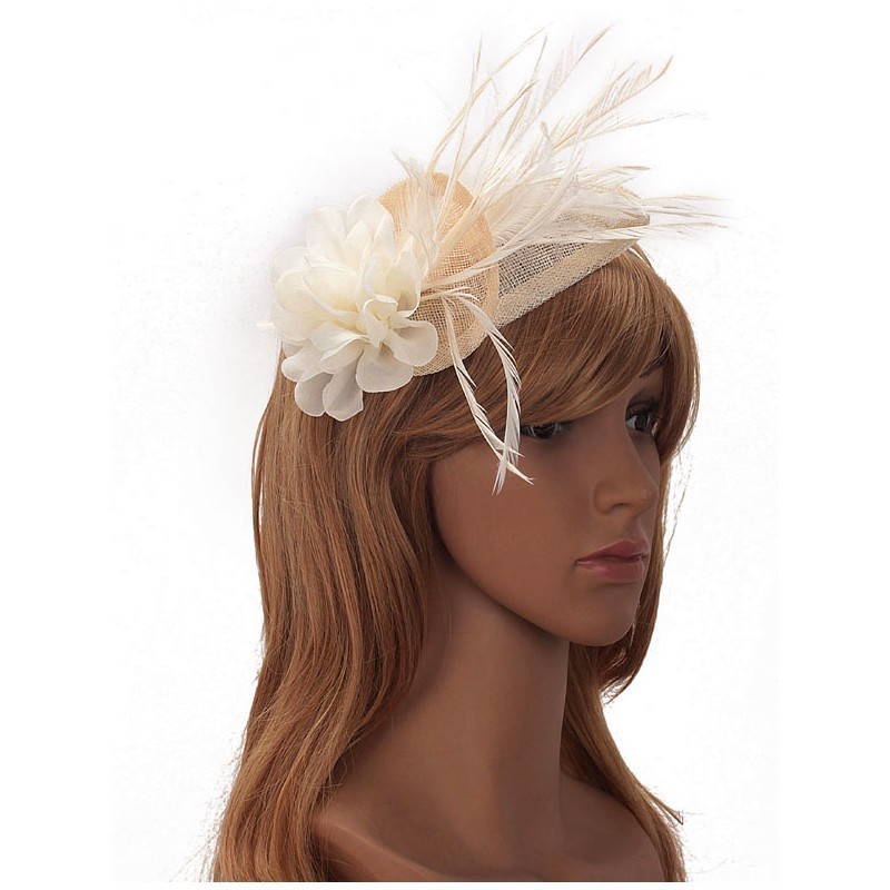 Chapeau mariage Accessoire de coiffure en sisal et plumes ivoires